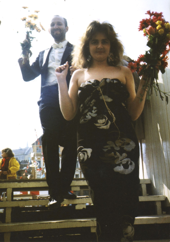 File:Valdma Tõnu ja Valdma Maire raekoja platsil MV kostüümid 1987 vanalinna pv etendus.jpg
